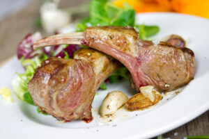 Lammkarree mit Salat bei Strobel in Sommerach